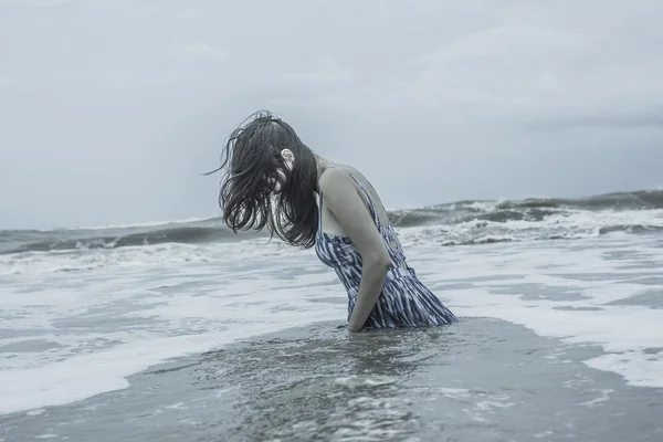 野生の海に座って魅力的な女性 — ストック写真