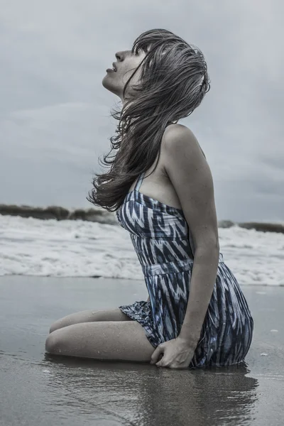 Junges weibliches Modell sitzt im Ozean — Stockfoto