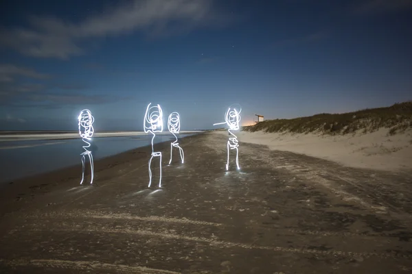 Группа людей света танцует по ночам Лицензионные Стоковые Фото