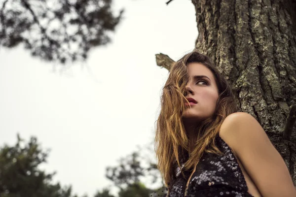 Meisje met intense blik in bos — Stockfoto