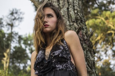 çekici kız ormanda yoğun bir görünüm ile