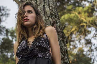 şehvetli genç model siyah elbise