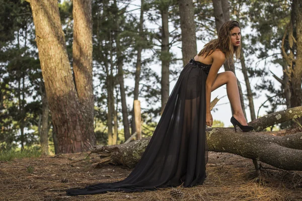 Zmysłowa modelka w długie, czarne sukienki — Zdjęcie stockowe
