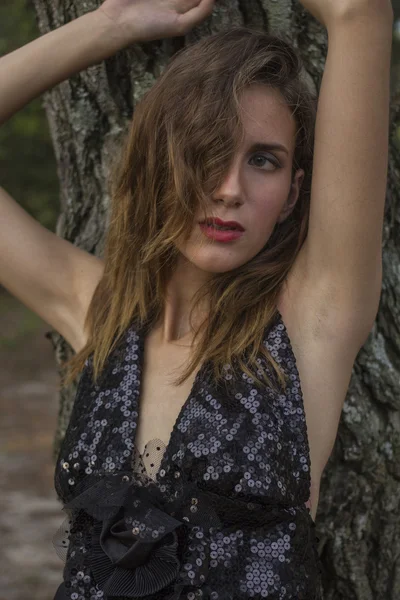 Mujeres jóvenes con mirada intensa en vestido de noche largo — Foto de Stock