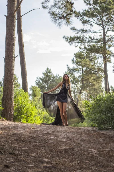 Modelo atractivo en precioso vestido negro — Foto de Stock