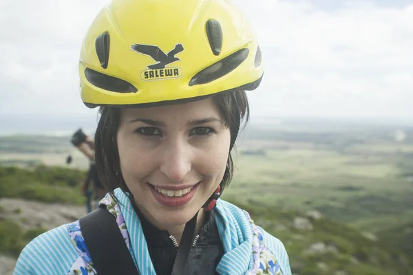 Aantrekkelijke jonge meisje glimlachen op berg — Stockfoto