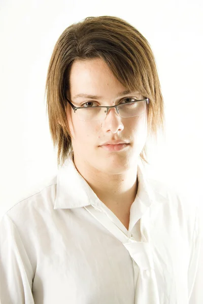 Jonge man in studio met bril in nauwe omhoog — Stockfoto