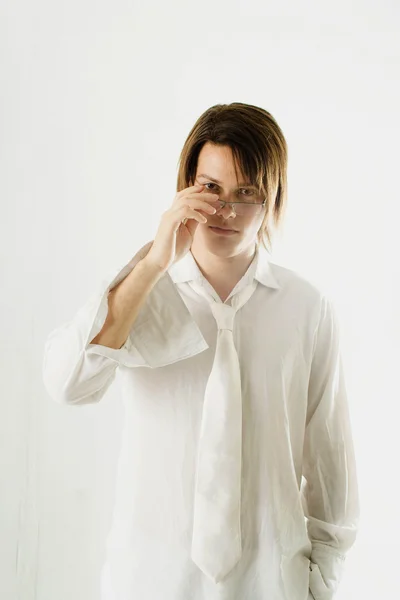 Young Model with White Outfit Taking of his Glasses — Stock Photo, Image