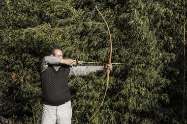Archer ile antika yay ve ok amaçlayan