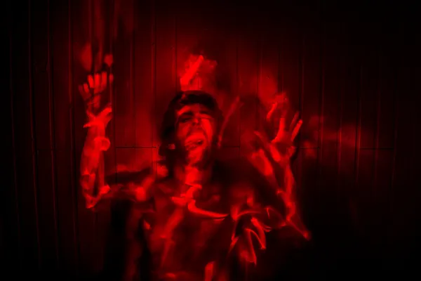 El hombre en llamas hecho con rojo llevó la luz-pintura —  Fotos de Stock