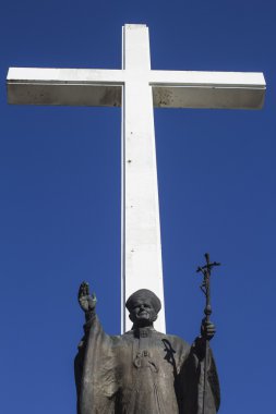 Papa john heykelinin arkasında çapraz beyaz paul II