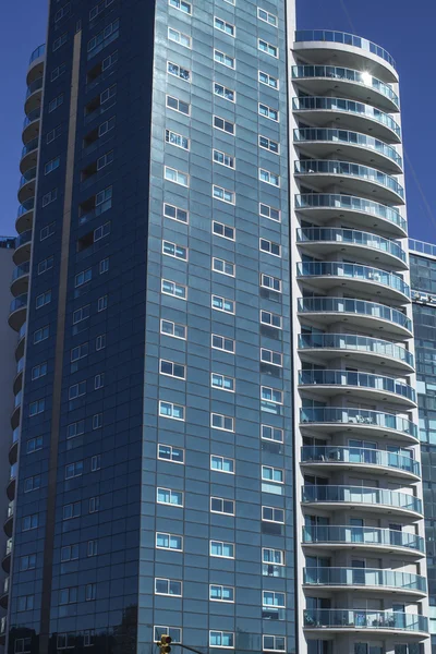 Fenster von Bürogebäuden in Montevideo lizenzfreie Stockfotos