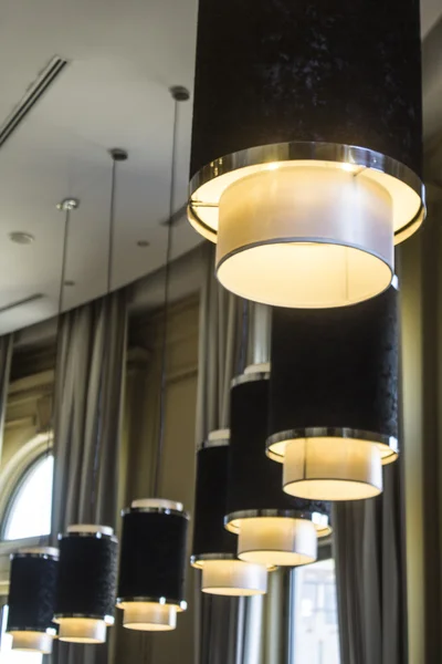 Dekorative Lichter in der Hotellobby lizenzfreie Stockbilder