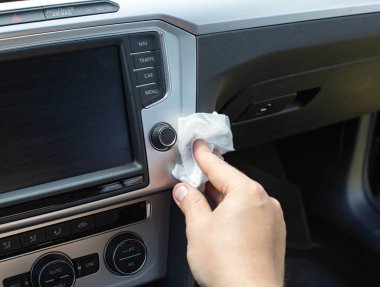 Arabanın içini modern ıslak mendillerle toz ve kirle temizliyorum. Otomobil