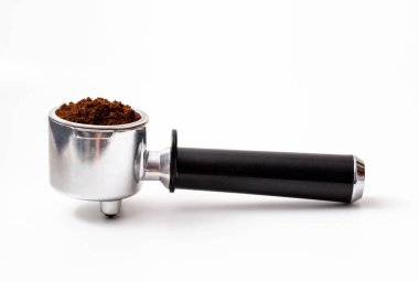 Beyaz arka planda kahve makinesi boynuzu, yakın plan, izole. Kahve için tutucu.