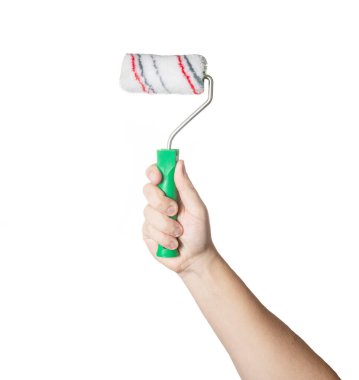 Beyaz arka planda bir adamın elini boyamak için bir silindir, izole edilmiş. Yakın plan.