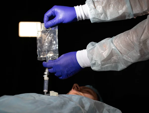Doktor Elinde Bir Damlatıcıyla Hastanedeki Kadın Bir Hasta Için Ilaç — Stok fotoğraf