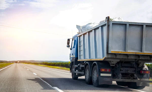 Transporte Residuos Camión Volquete Carretera Para Reciclaje Transporte Materiales Reciclables — Foto de Stock
