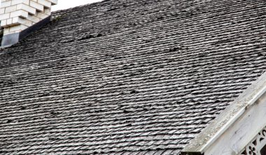 Çatıyı döşedim. Tahtadan, arka plandan çatı yapmanın eski bir yöntemi. Metin için alanı kopyala