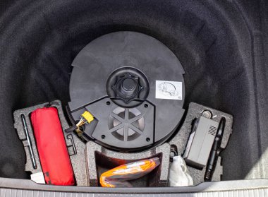 Orjinal subwoofer, ilk yardım çantası ve araba bagajındaki tekerlekleri şişirmek için kompresör, ekipman