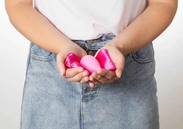 Ein Mädchen Hält Ihren Händen Eine Rosafarbene Menstruationstasse Aus Sterilem — Stockfoto