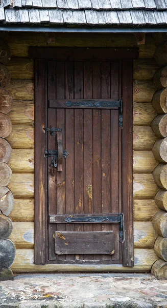 Bruine Houten Deur Een Blokhut Met Smeedijzeren Scharnieren Een Slot — Stockfoto