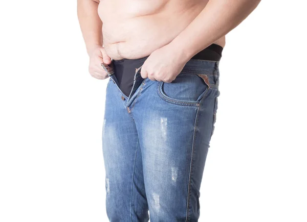 Ένας Παχύσαρκος Άντρας Προσπαθεί Βάλει Στενά Σορτσάκια Λευκό Φόντο Έννοια — Φωτογραφία Αρχείου