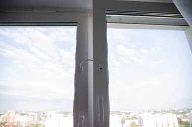 Evin pencerelerine çocuk kilidi takmak, çocukların pencerelerini açmak için bir engelleme cihazı. Pencereden düşüyorum.
