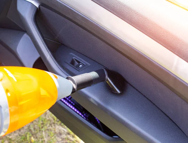 Moderno aspirapolvere per auto per la pulizia degli interni auto da polvere e sporco, primo piano. Contesto — Foto Stock