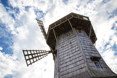 Mavi arka plandaki eski ahşap değirmen. Metin için boşluk kopyala, geleneksel