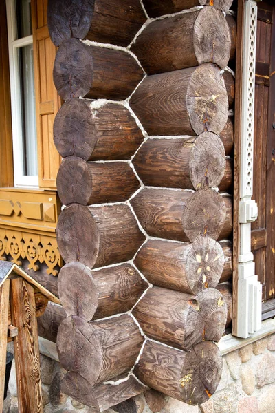 Warme hoek van een log van hout blockhouse, close-up. Houten huis bouw, architectuur — Stockfoto
