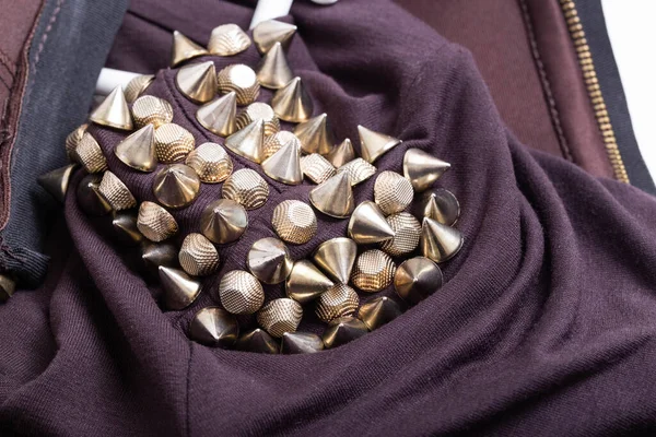 Steampunk metal külahları kahverengi giysiler, makro. Antika