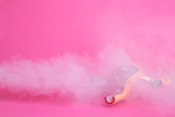 粉红背景上的一个女孩的妇科系统模型，她身上喷出了蒸汽。Kotsnept治疗与臭氧疗法和低温疗法，物理疗法。文本的复制空间 — 图库照片