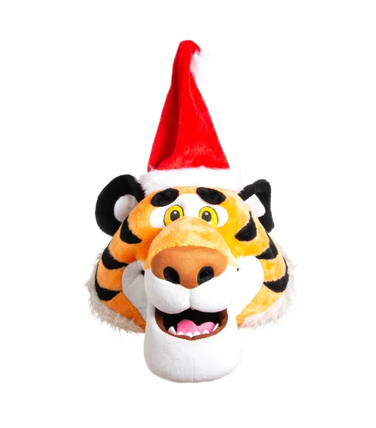 Głowa pluszowego pomarańczowego tygrysa w czerwonym kapeluszu Świętego Mikołaja na białym tle, izolować. Koncepcja Bożego Narodzenia i Nowego Roku 2022, zbliżenie — Zdjęcie stockowe