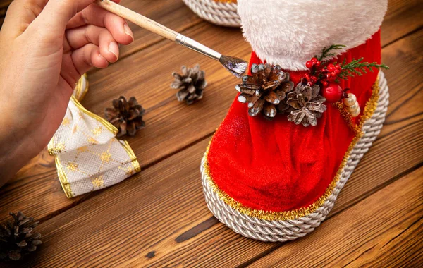Девушка Кистью Рисует Красные Сапоги Санта Клауса Декорации Новому Году — стоковое фото