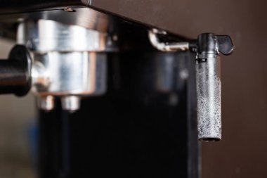 El yapımı kirli kapuçino makinesi kahve makinesinde. Kahve makinesinin bakımı ve temizliği kir ve makrodan