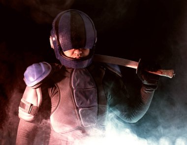Robot polis kısa samuray kılıcını çıkarıp sallıyor, dumanla, dumanla karanlıkta duruyor. Halfman kameraya bakıyor. Gelecekçi bilim kurgu sahnesi. Kırmızı mavi ışık yanıp sönüyor. Hukuk ve Düzen kavramı. Yarının dünyası. Robocop gibi, Yargıç Dredd, beşinci. 