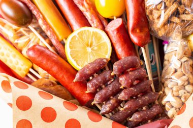 Lezzetli et ve peynir buketi. Bira çerezi, erkeğin hediyesi.