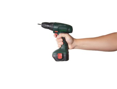 Beyaz arka planda bir adamın elinde elektrikli tornavida var. İzole et. Yakın çekim, enstrüman