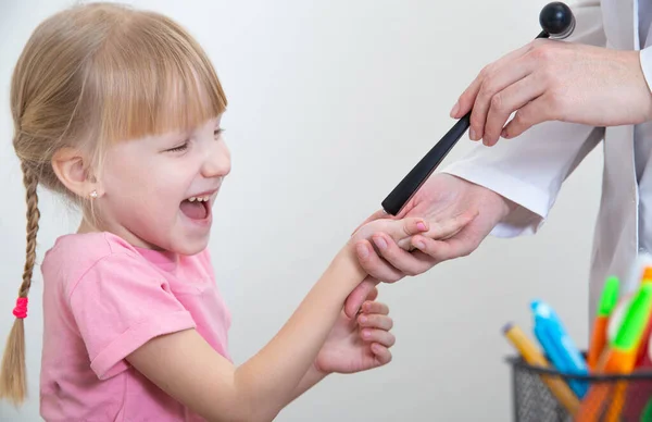 Dokter Neuropatholoog Controleert Reflexen Palm Van Een Klein Blank Meisje — Stockfoto