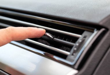 Yolcu bölümündeki hava akışını ayarlıyorum, havalandırma saptırıcısını açıp kapatıyorum.