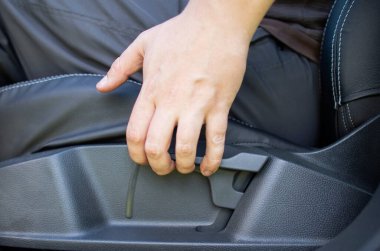 Arabadaki sürücü koltuğunun yüksekliğinin mekanik olarak ayarlanması.