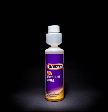 BOBRUISK, BELARUS 30.11.21: yakıt kalitesini artırmak ve aracın yakıt sistemini korumak için bir otomotiv dizel katkı maddesi içeren bir şişe. Wynn 'in..