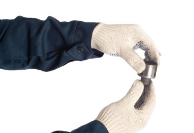 Bir otomobil tamircisi beyaz arka plandaki zamanlayıcıyı tutar ve kontrol eder, izole eder. Hatalı zamanlayıcı