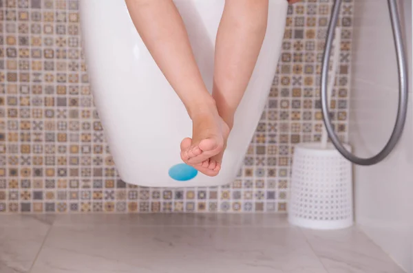 Ноги Ребенка Сидящего Туалете Свисают Унитаза Концепция Расстройств Пищеварения Детей — стоковое фото