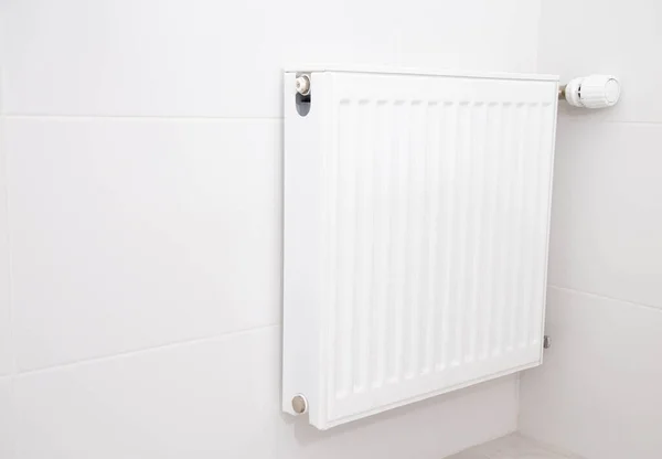 Moderne Wandheizung Mit Thermostat Der Weißen Wand Badezimmer Bequeme Badezimmertemperatur — Stockfoto