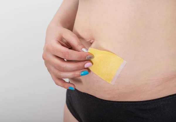 Żółty Tynk Odchudzania Jamie Brzusznej Kształtowania Sylwetki Uwzględnieniem Cech Anatomicznych — Zdjęcie stockowe