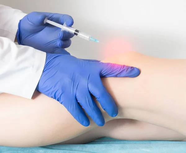 関節の可動性を復元し 炎症や痛みを緩和するために 近代的な膝の注射 クローズアップ 理学療法 — ストック写真