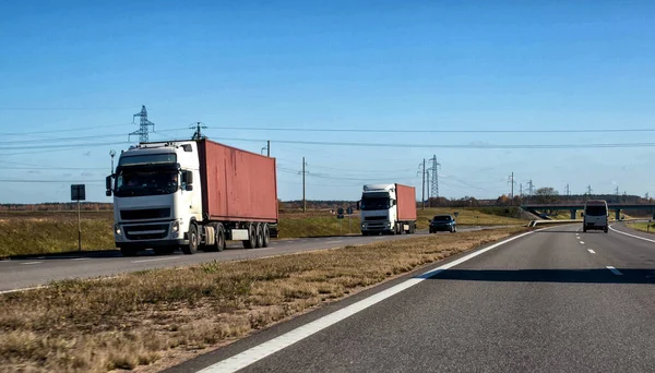 Convoy Dos Camiones Con Remolques Contenedores Transporta Contenedores Pesados Desde —  Fotos de Stock