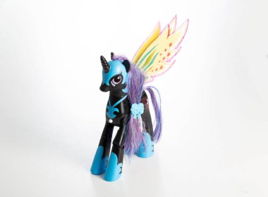 BOBRUISK, BELARUS 20.01.22 Çocuk çizgi filmi tek boynuzlu at oyuncağım, benim küçük midillim.